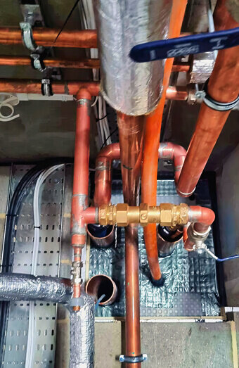 https://plumberwestleederville.com.au/uploads/2025/06/commercial-plumbing-390382.jpg